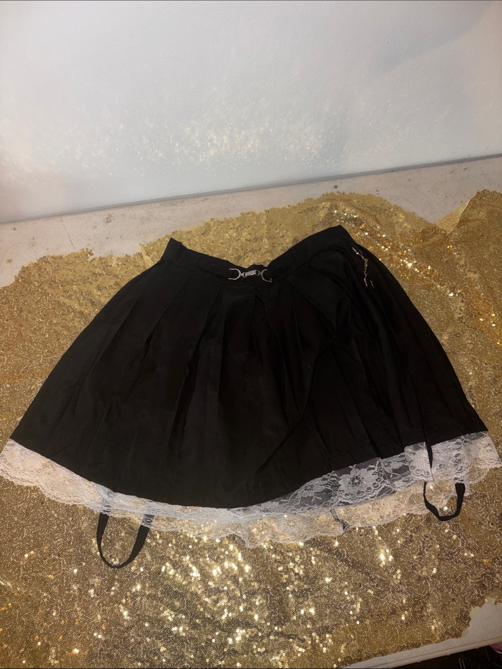 ROMWE Black Pleated Skater Mini Skirt with White Lace Hem